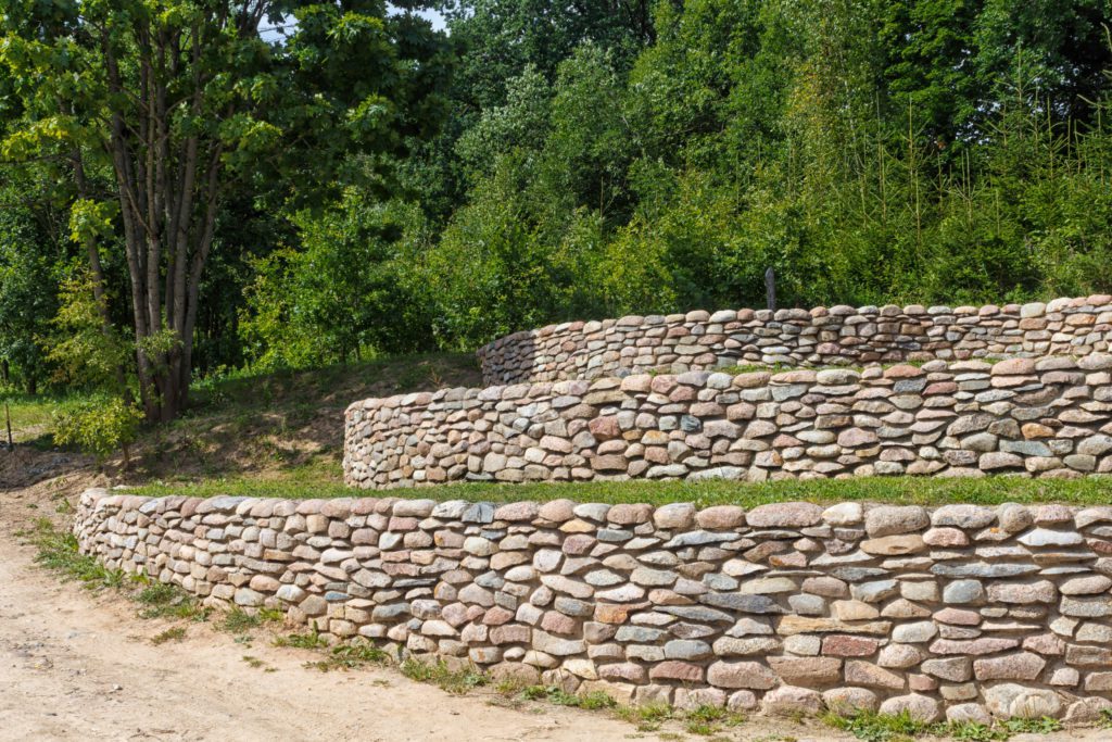 retaining walls, stone retaining walls. wood retaining walls, rock retaining walls, natural stone retaining walls, why build a retaining wall, when do i need a retaining wall, how does a retaining wall help